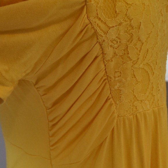 Lace Detail Flowy Top - Picture 5 of 5
